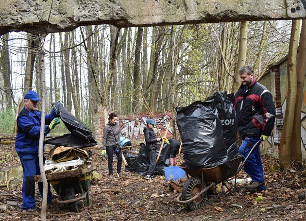 Magistrátní tým nasbíral v přírodě 1,3 tuny odpadků