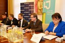 Memorandum podepsali (zprava) Alena Lévová, Jaromír Javůrek, Tomáš Macura, Ivo Vondrák a Petr Bujnošek. 