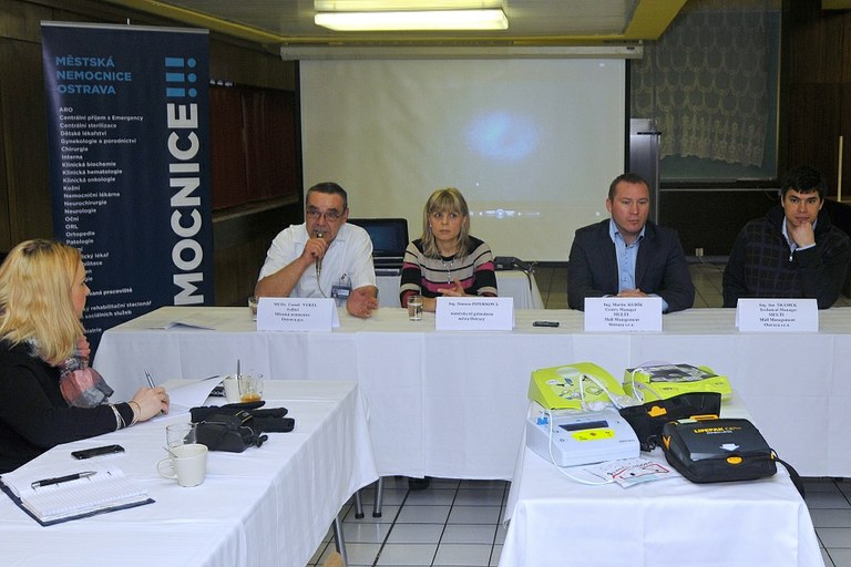 Město chce mobilní defibrilátory na nejrušnějších místech