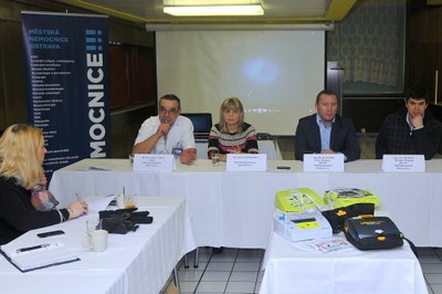 Město chce mobilní defibrilátory na nejrušnějších místech