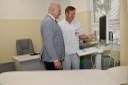 Primář Rostislav Kuldan ukazuje náměstkovi primátora Zbyňku Pražákovi vyšetřovací přístroje. 