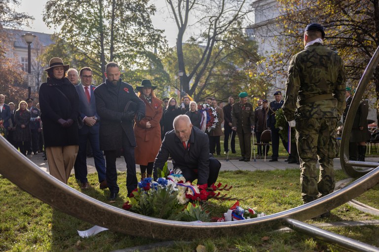 Pietní akt a červeně zářící dominanty - Ostrava slaví Den válečných veteránů