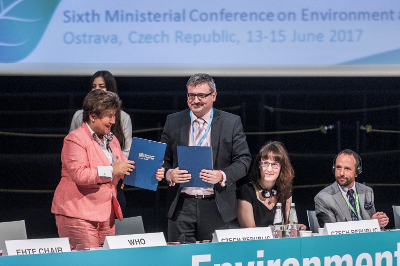 Zsuzsanna Jakab a náměstek ministra Václav Kolaja s právě podepsanou Ostravskou deklarací. 