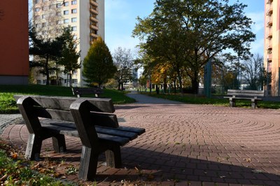 Lavičky z recyklovaného textiluv Ostravě-Mariánských Horách