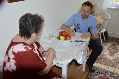 Montáže panoramatických kukátek a bezpečnostních řetízků pokračují