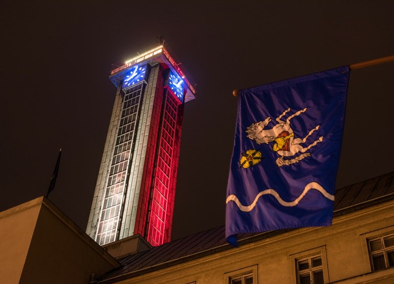 Most a radnice budou svítit v barvě trikolory