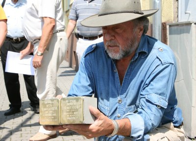 Na chodnících se skví nové Stolpersteine