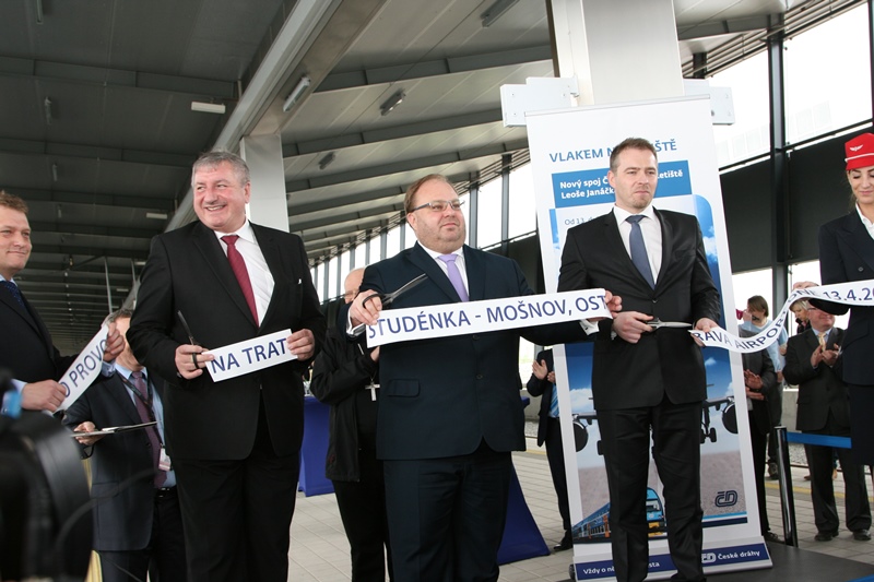 Slavnostní stříhání pásky na stanici Mošnov, Ostrava Airport.