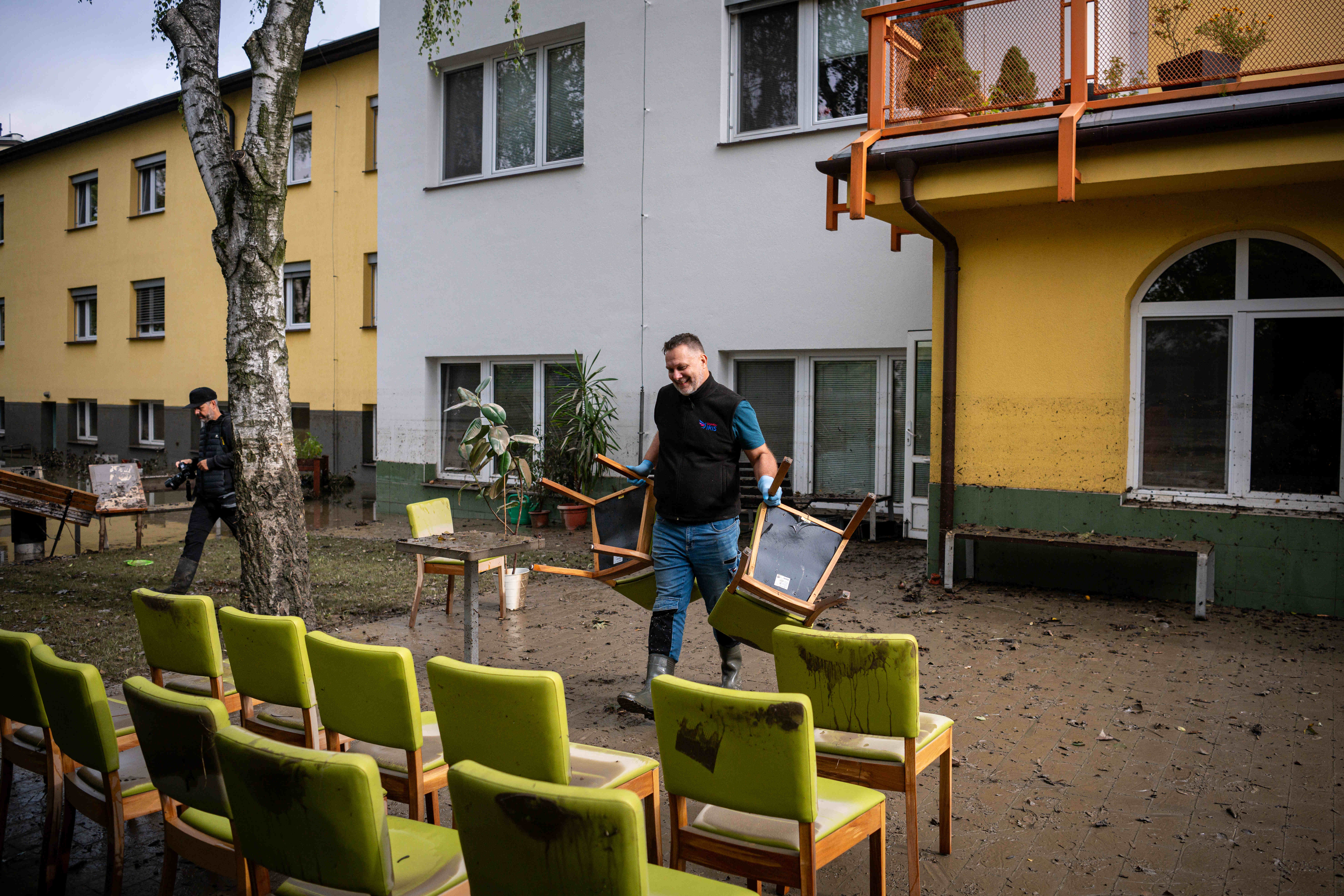 Při evakuaci DPS IRIS pomáhal také městský radní Michal Mariánek. Foto: Lukáš Kaboň