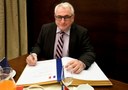 Velvyslanec Ch. Malinas se zapsal do pamětní knihy města. 