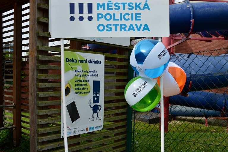 Nejen auto, ale ani deka na koupališti není trezorem