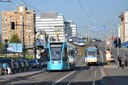 Nejmodernější česká tramvaj přijíždí poprvé na zastávku Nová Karolina. 