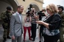 Jiřina Kábrtová předává krabičku s venuší primátorovi Tomáši Macurovi.