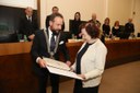 Libuše Salomonovičová přebírá cenu města z rukou primátora Tomáše Macury.