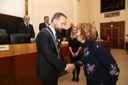 Marie Mandovská přebírá za manžela cenu města z rukou primátora Tomáše Macury.