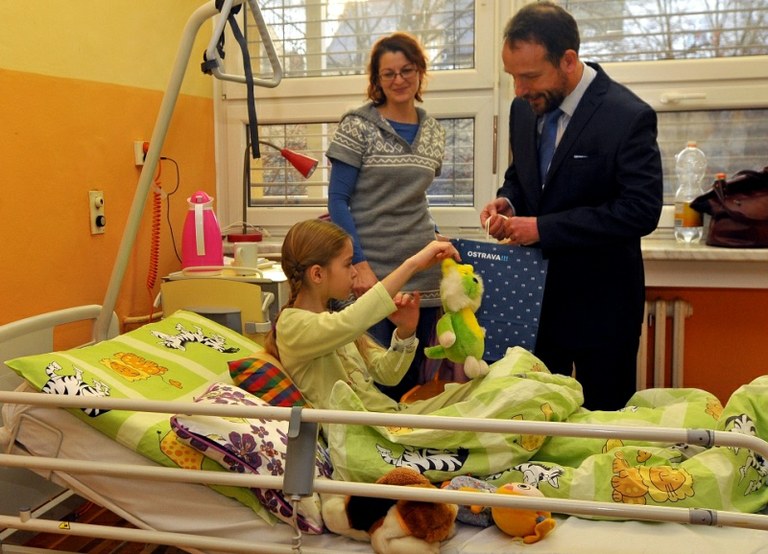 Nemocné děti potěšily dárky od města