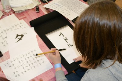 Zájemci si mohou vyzkoušet japonské písmo. 