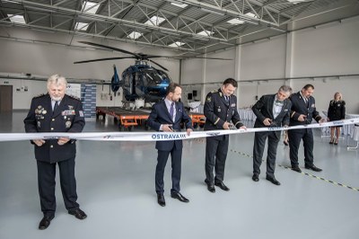 Slavnostní přestřižení pásky v novém hangáru Letecké služby Policie ČR.