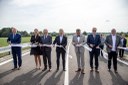 Přestřižení pásky otevřelo novou silnici pro veřejnost. 