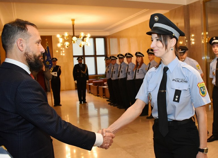 Noví strážníci složili slib do rukou primátora
