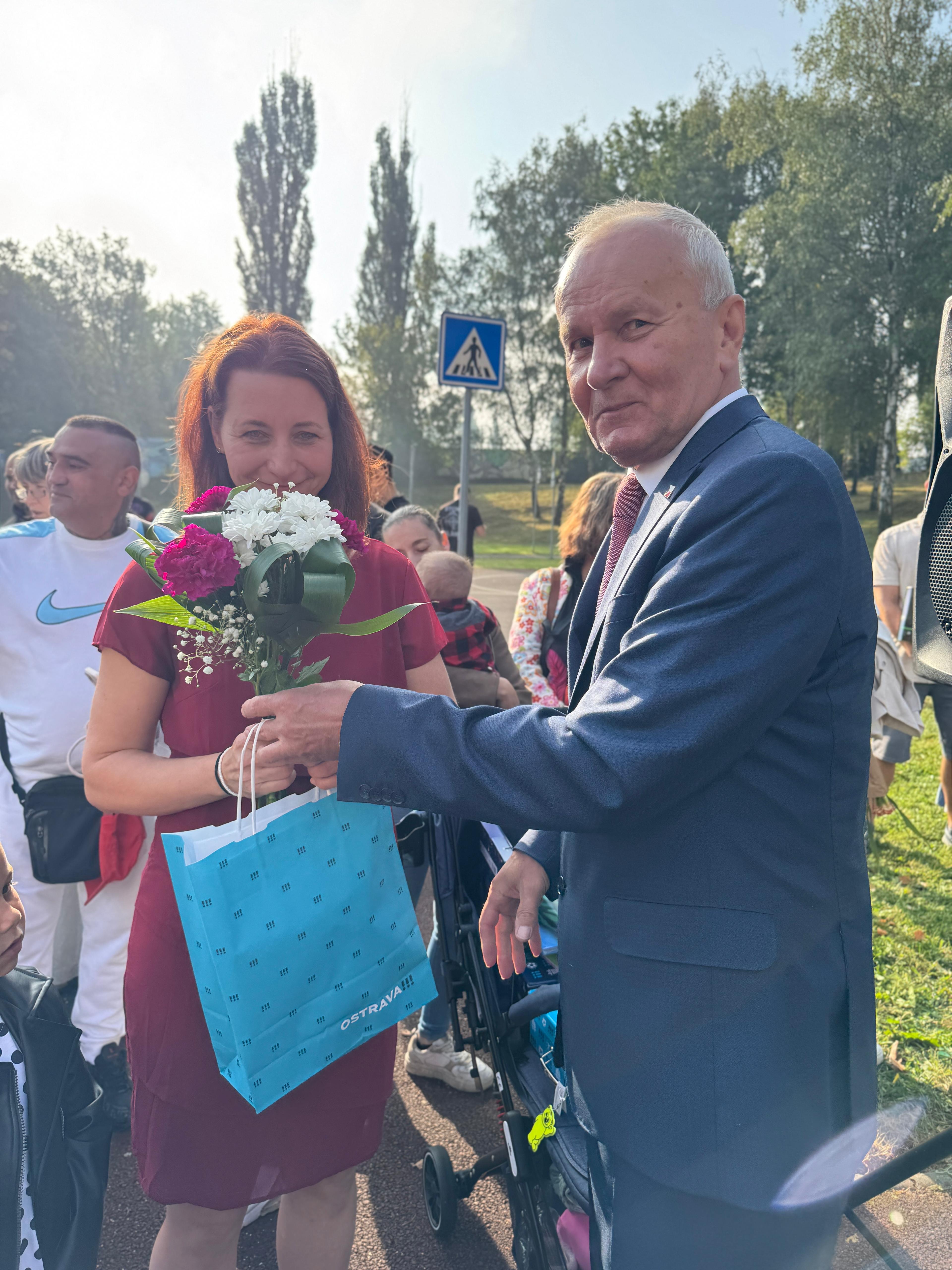 Náměstek primátora Jiří Vávra obdarovával také vyučující