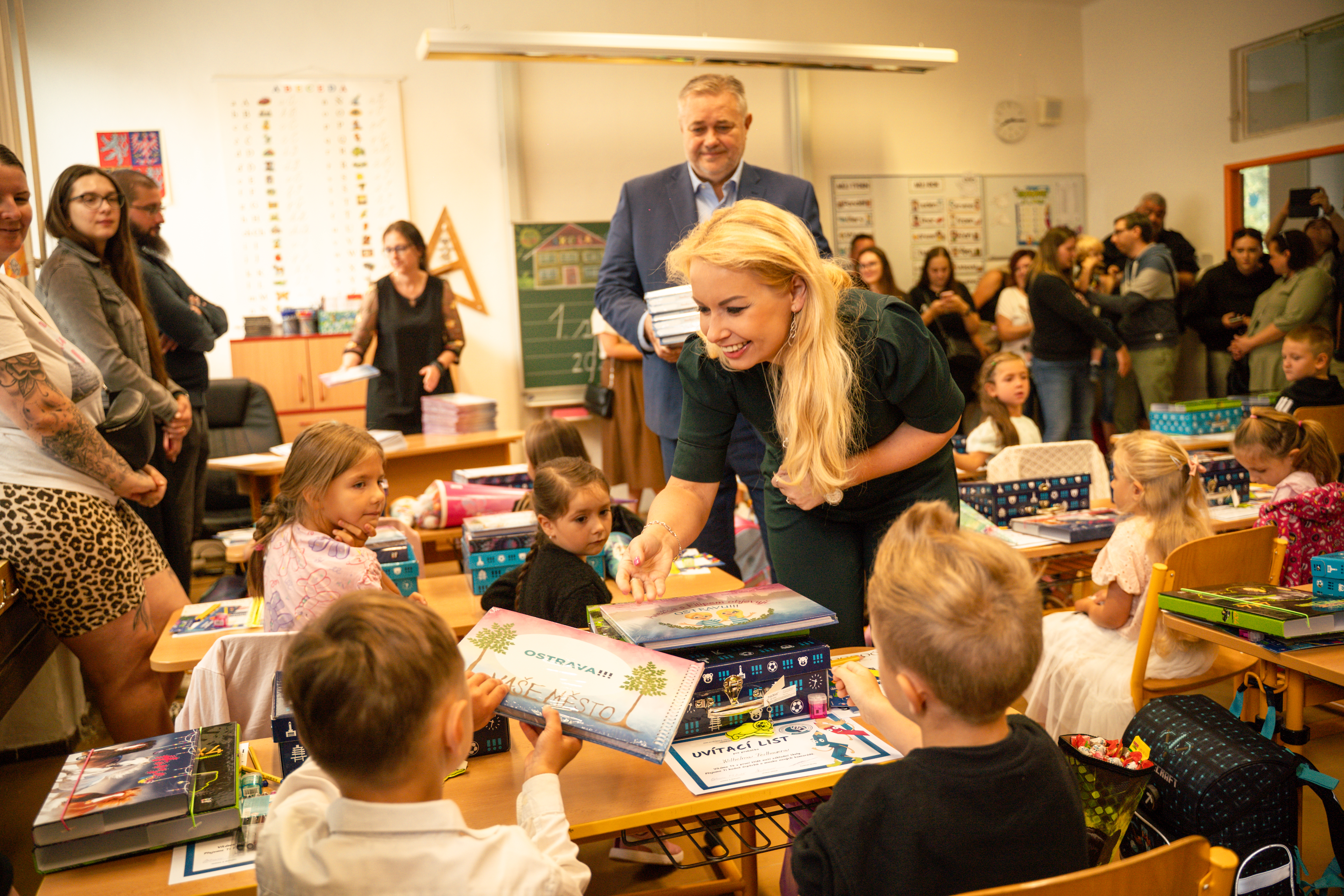Na ZŠ J. Šoupala zavítala v první školní den náměstkyně primátora Lucie Baránková Vilamová. Foto: Martin Otipka