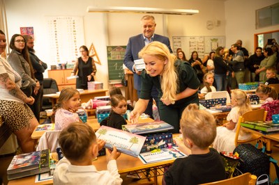 Na ZŠ J. Šoupala zavítala v první školní den náměstkyně primátora Lucie Baránková Vilamová. Foto: Natálie Paula Horáková