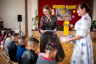 Náměstkyně primátora Andrea Hoffmannová s prvňáky na ZŠ Škrobálkova