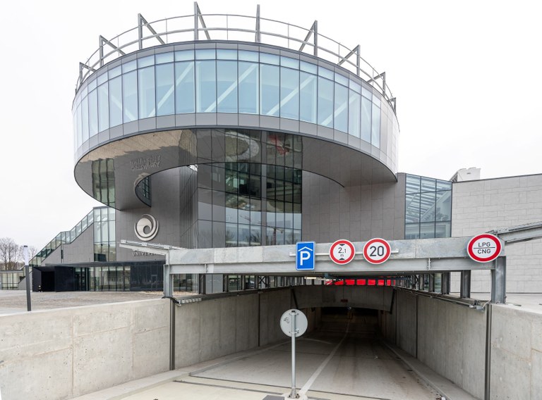  Nových 155 parkovacích míst mohou nyní řidiči využít v podzemních garážích pod budovou Ostravské univerzity na Černé louce 