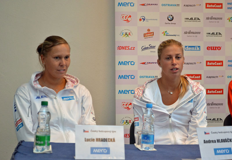 L. Hradecká a A. Hlaváčková při tiskovce