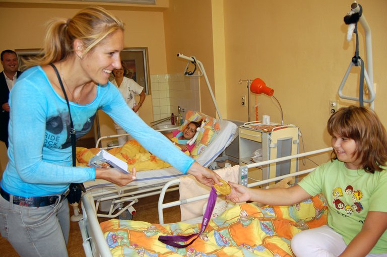 Olympijská vítězka Mirka Knapková potěšila děti v městské nemocnici