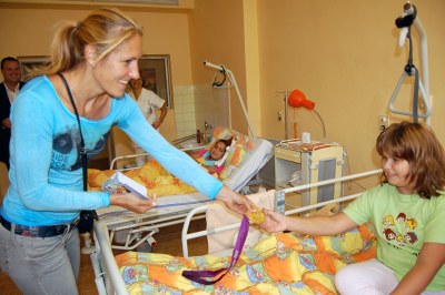 Olympijská vítězka Mirka Knapková potěšila děti v městské nemocnici