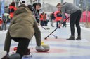 Curling je pro všechny velkou zábavou.