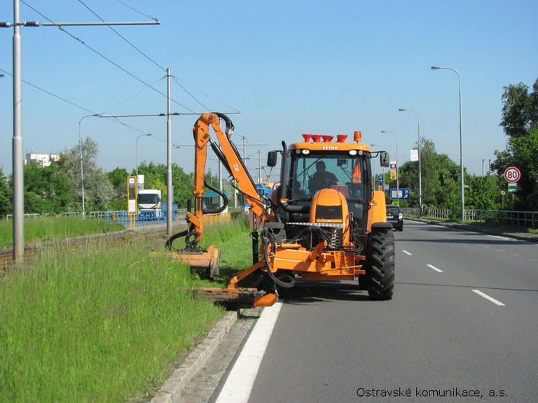 Sečení středových pásů na ulici Rudné