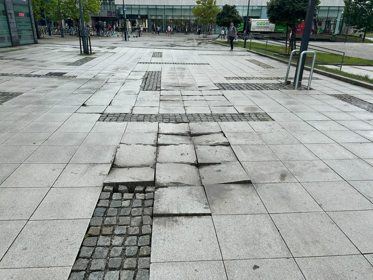 Ostrava pokračuje v opravách poškozené dlažby 