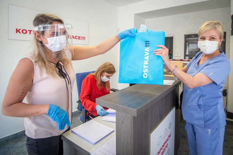 Ostrava rozdává lehké ochranné štíty zdravotníkům v soukromých ordinacích
