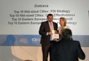Náměstek primátora Ostravy Martin Štěpánek přebírá cenu fDi.