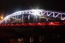 Sýkorův most v červeno-bílém nasvícení. 