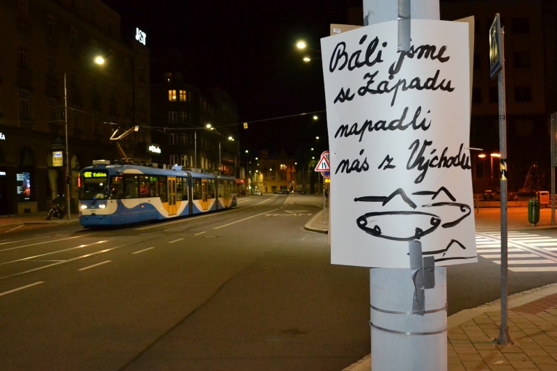 Plakáty se v ulicích objevily v noci z 20. na 21. srpna. 