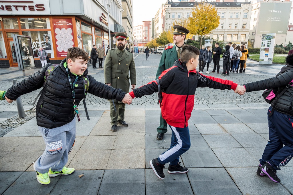 Další záběr na lidský řetěz. 