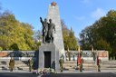 Památník v Komenského sadech během Dne veteránů.  