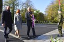 Věnec k památníku za město Ostrava položili (zleva) primátor Tomáš Macura a náměstci Zuzana Bajgarová a Zbyněk Pražák.  
