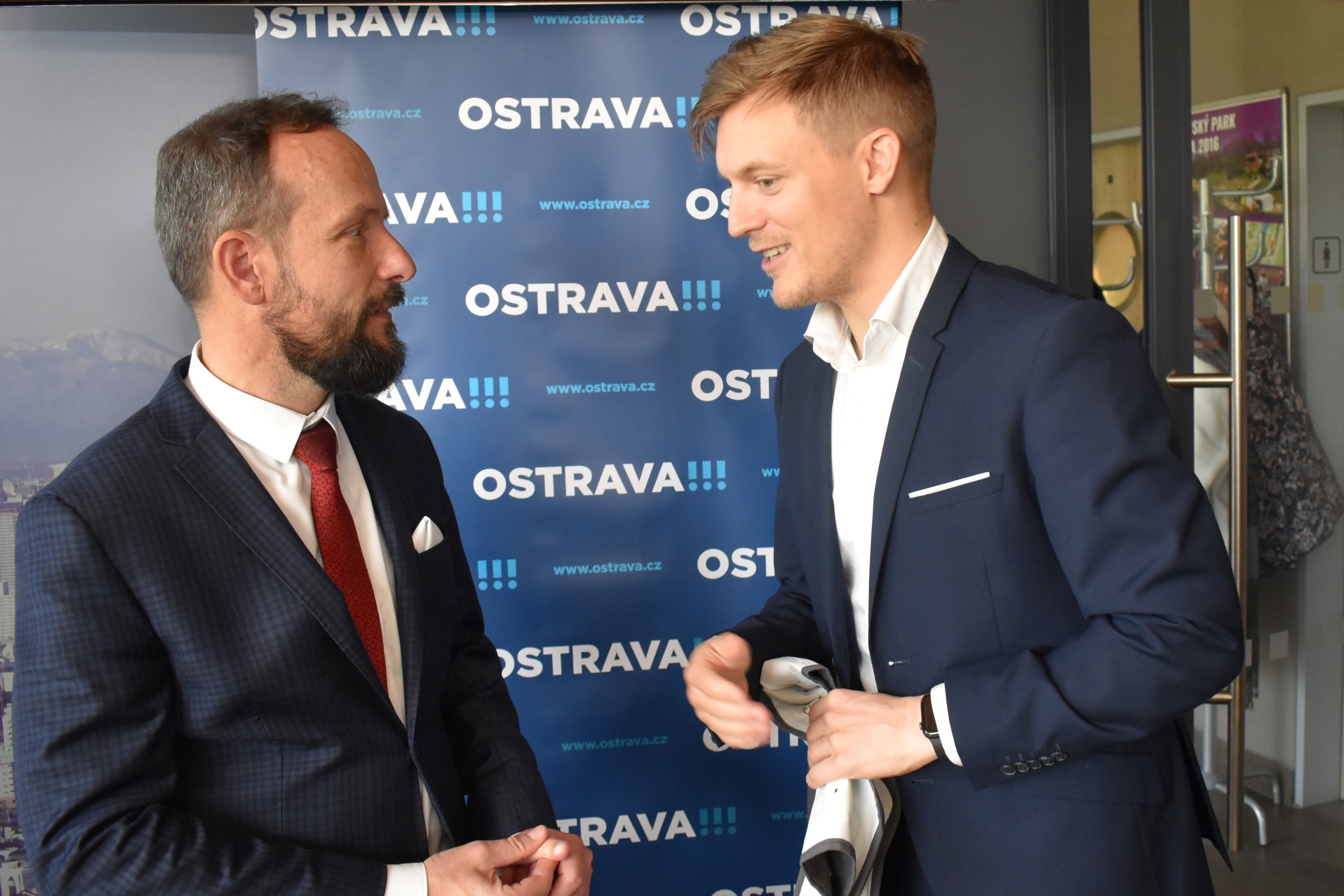 Tomáš Verner ukazuje primátoru Tomáši Macurovi chladicí vestu.
