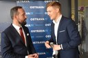 Tomáš Verner ukazuje primátoru Tomáši Macurovi chladicí vestu.