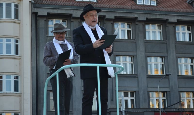 Herci Tomáš Jirman (vlevo) a Jan Fišar zahájili Festival pro náměstí a připomenuli spolupráci českých a německých umělců ve 30. letech min. století. 