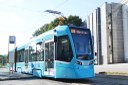 Tramvaj Stadler projíždí kolem Divadla Antonína Dvořáka.  