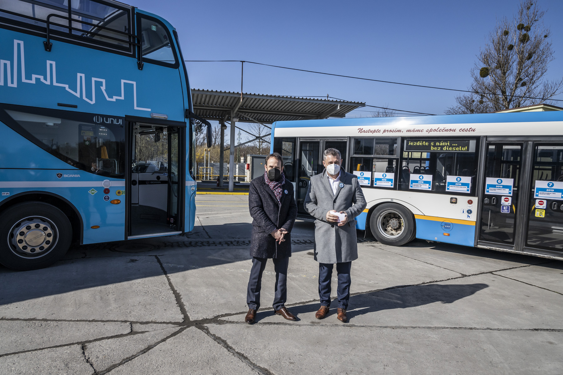 Primátor Tomáš Macura a generální ředitel DPO Daniel Morys ukončili 9. dubna provoz dieselovým autobusů. 