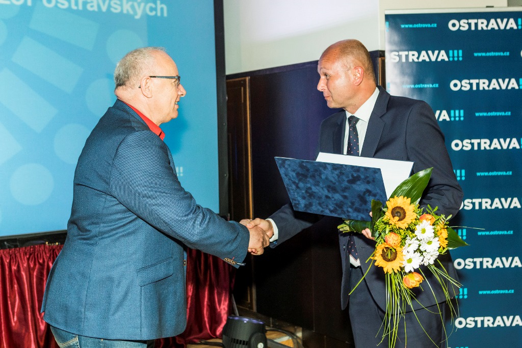 Martin Bednář (vpravo) předává cenu Janu Vařekovi z Adop-caru.