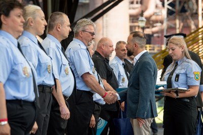 Ostravští strážníci převzali prapor i ocenění za třicet let služby