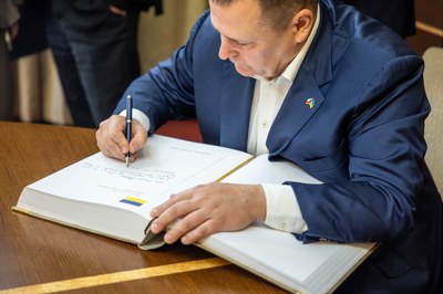 Primátor Dnipra Boris Filatov se zapisuje do pamětní knihy města